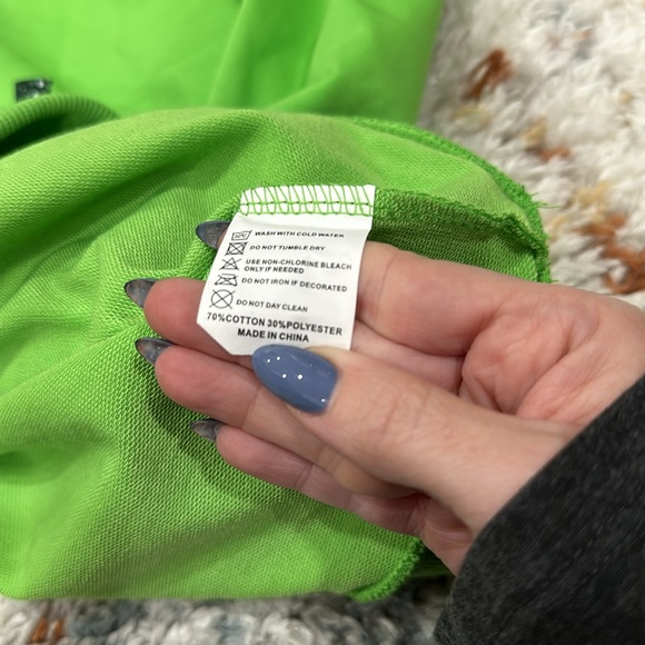 🤶🏼 NWOT SWEATSHIRT 🤶🏼 - Picture 2 of 2